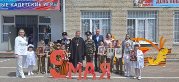 Торжественная линейка и Всероссийская акция "Бессмертный полк: Герои среди нас" Торжественная линейка и Всероссийская акция "Бессмертный полк: Герои среди нас".